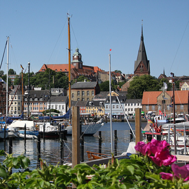Blick auf den Museumsberg über den Flensburger Hafen